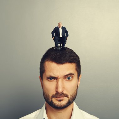 küçük adam ile memnun adam