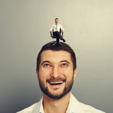 adam küçük başarılı adam kafasına arıyor