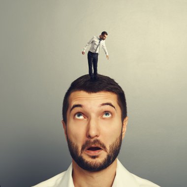 küçük genç adam arayan adam