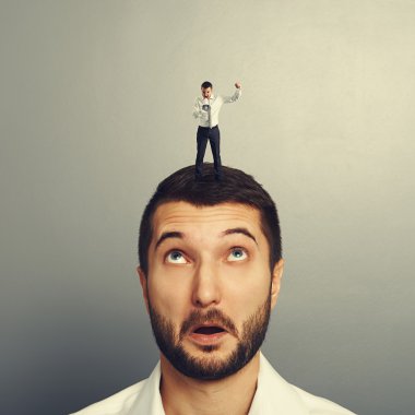 kafasına duran ve çığlık atan adam