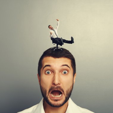 küçük çılgın adam kafasına korkan adam