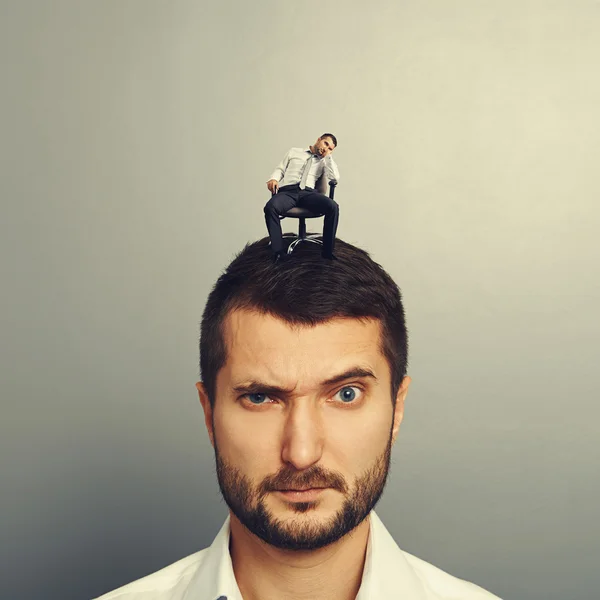 Retrato del hombre sorprendido con el hombre aburrido — Foto de Stock