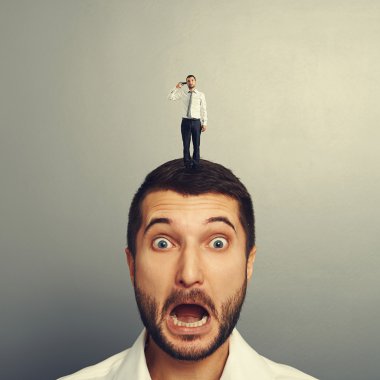 küçük adam şok adam