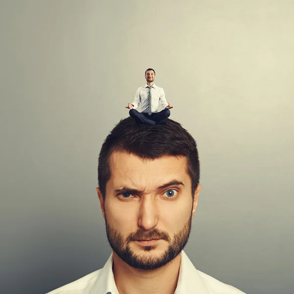 Malý muž sedící na hlavě velké muže — Stock fotografie