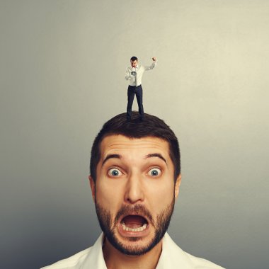 küçük adam büyük acele adam hayrete düşürdü.