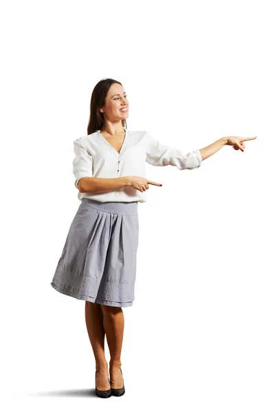 Mujer apuntando al espacio de copia vacío —  Fotos de Stock