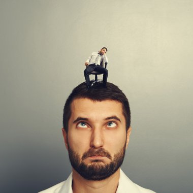 머리에 작은 지 루 사람과 어리석은 사람