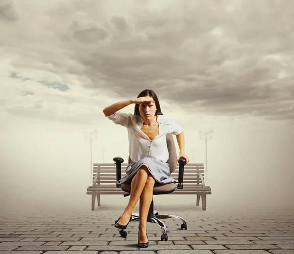 Açık ofis sandalye üzerinde oturan kadın — Stok fotoğraf