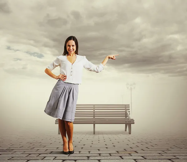 Mujer joven señalando algo — Foto de Stock