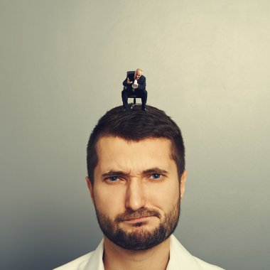 adam koca adam çığlık megafon ile