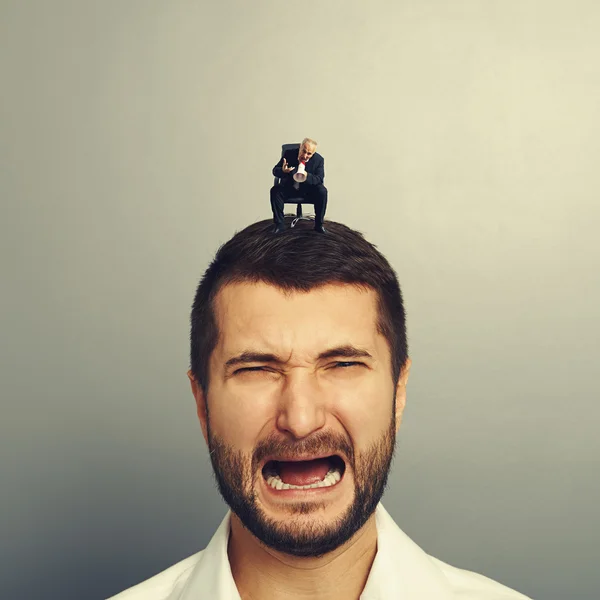 Jefe enojado gritando hombre llorando —  Fotos de Stock