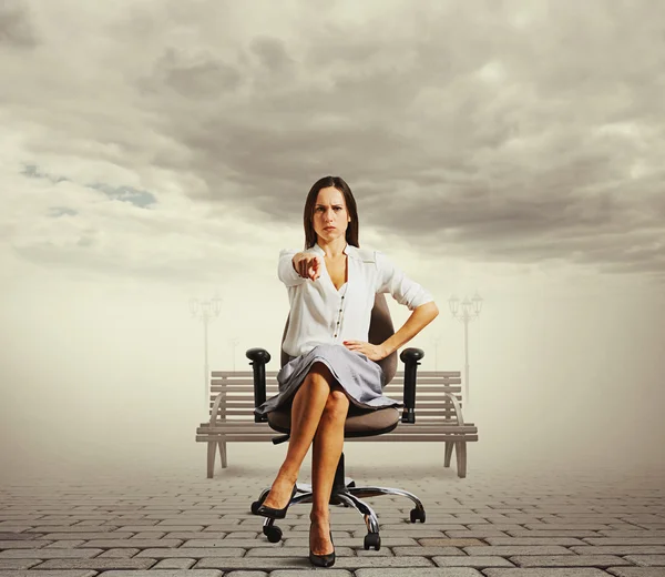 Zakenvrouw zittend op de stoel van het Bureau — Stockfoto