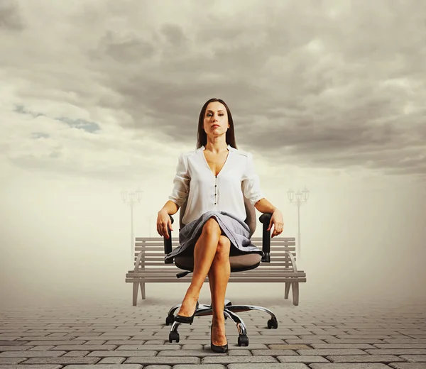 Seriöse Geschäftsfrau sitzt — Stockfoto