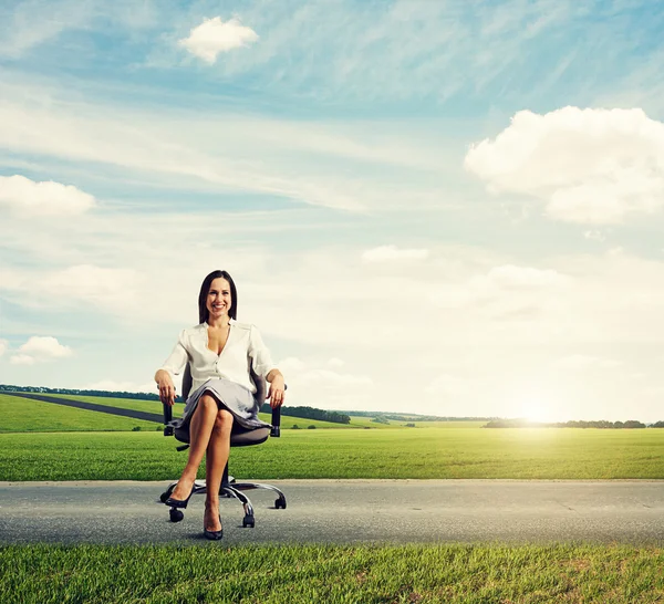 Mujer de negocios sonriente sentado — Foto de Stock