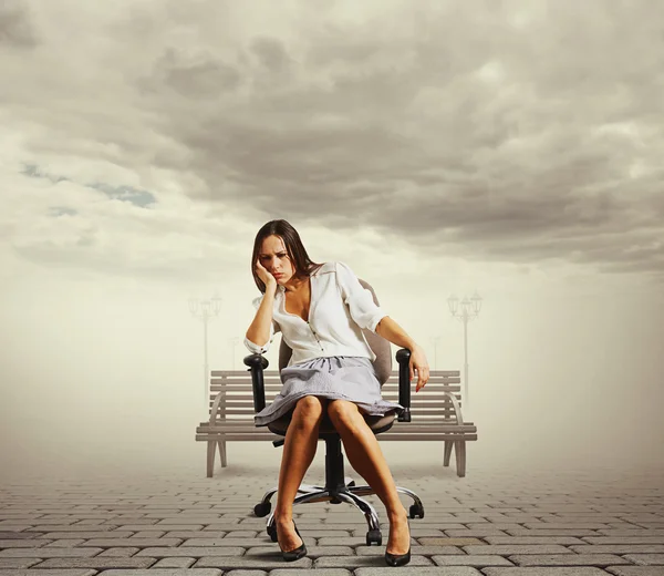 Müde junge Frau sitzt — Stockfoto