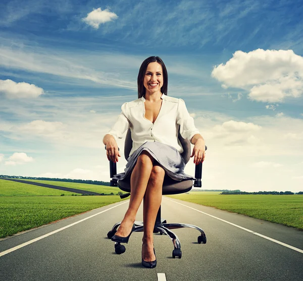 Sonriente exitosa mujer de negocios sentado —  Fotos de Stock