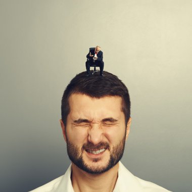 küçük kızgın patronu büyük işçi çığlık