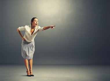 bir şeye işaret ve çığlık atan bir kadın