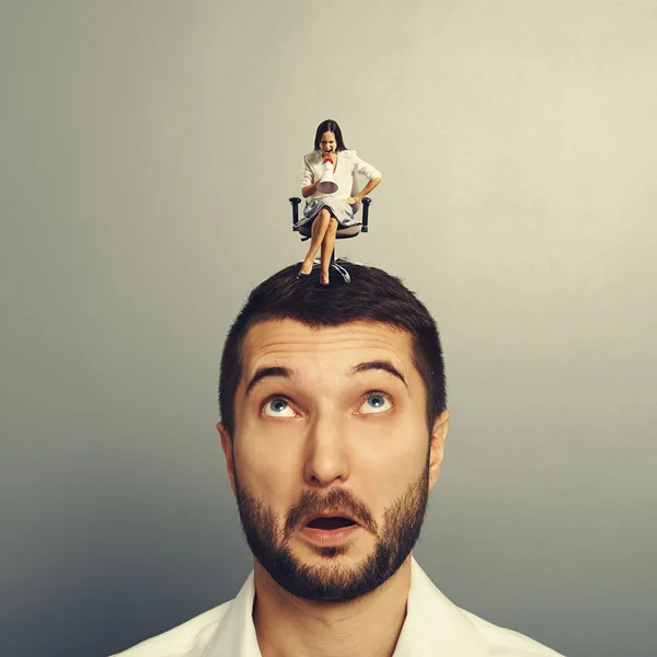 Businesswoman screaming at amazed man — Stock Photo, Image