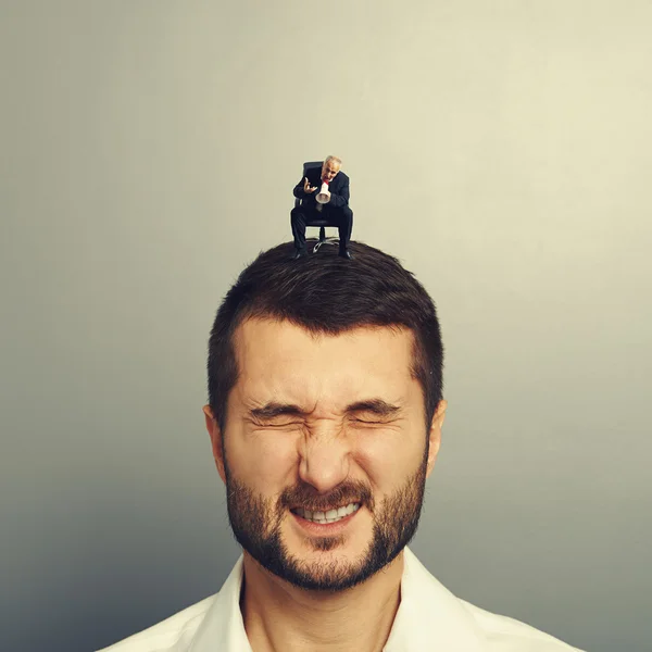 Small angry boss screaming at big worker — Stock Photo, Image