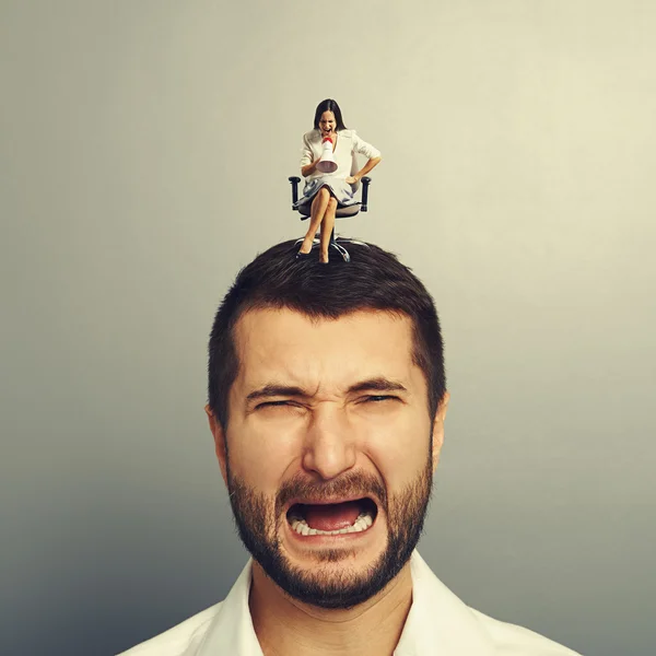 Mujer pequeña gritando hombre disgustado — Foto de Stock