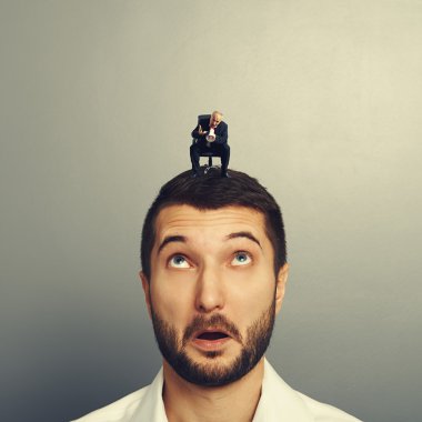 işadamı küçük kıdemli patronu arıyor