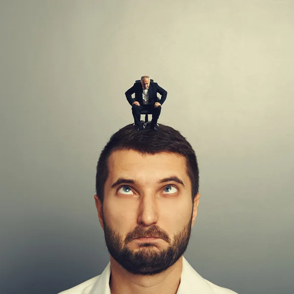 Angry boss looking at big stupid man — Stock Photo, Image