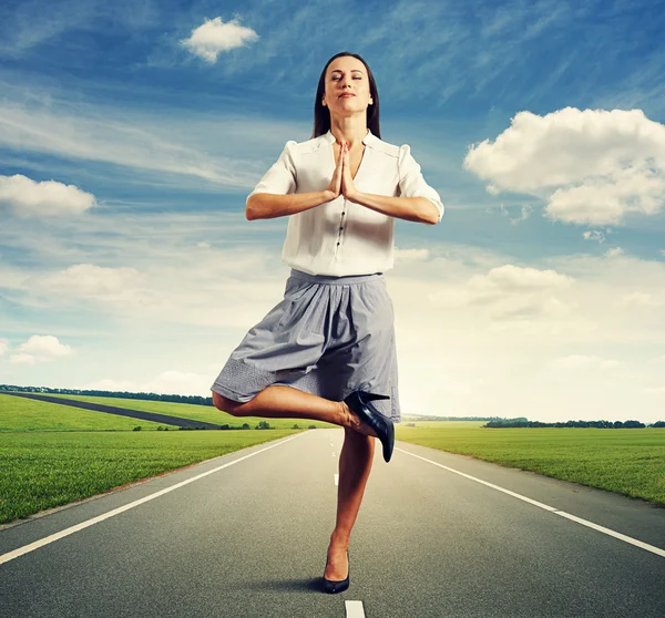 Business woman standing in meditation asana — стоковое фото