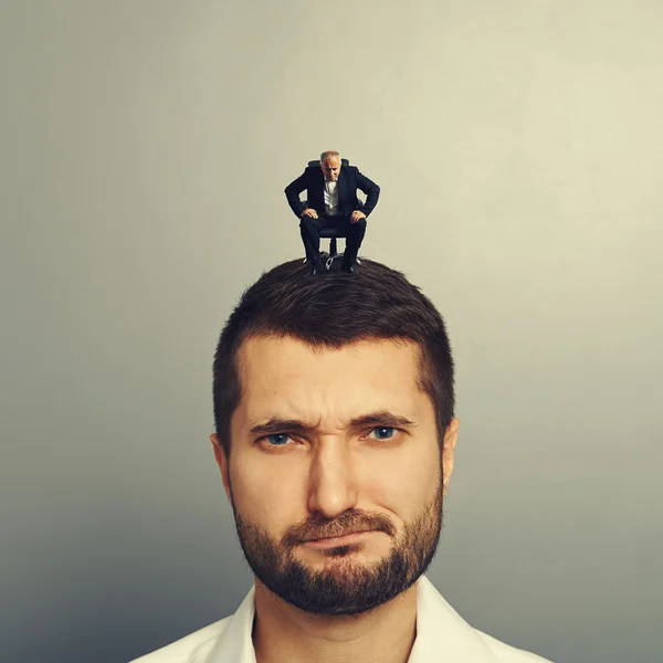 Senior-Geschäftsmann blickt auf großen unzufriedenen Mann — Stockfoto