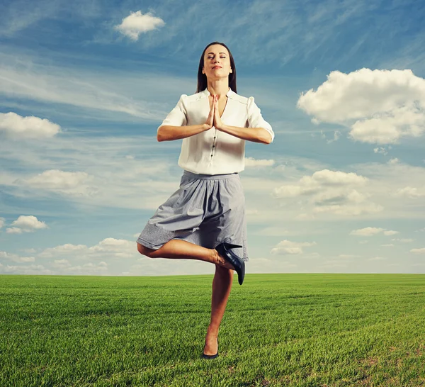 Smiley donna d'affari meditazione — Foto Stock