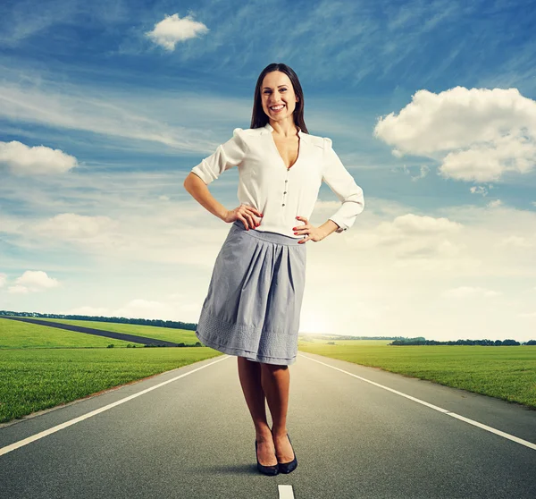 Young woman standing on the road — Stock Photo, Image
