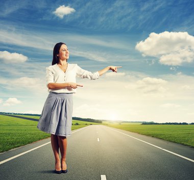 Kobieta wskazując na coś i uśmiechając się