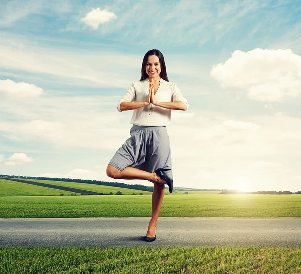 Aantrekkelijke smiley vrouw in yoga pose — Stockfoto