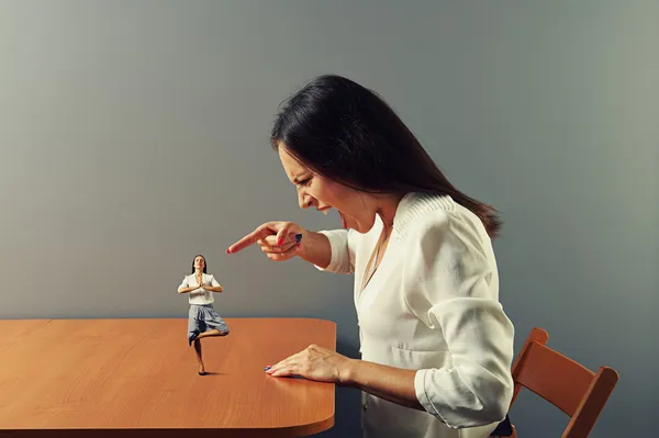 Angry young woman screaming and pointing — Stock Photo, Image