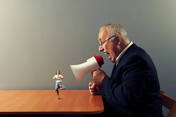 Baas schreeuwen op de vrouw in het kantoor — Stockfoto