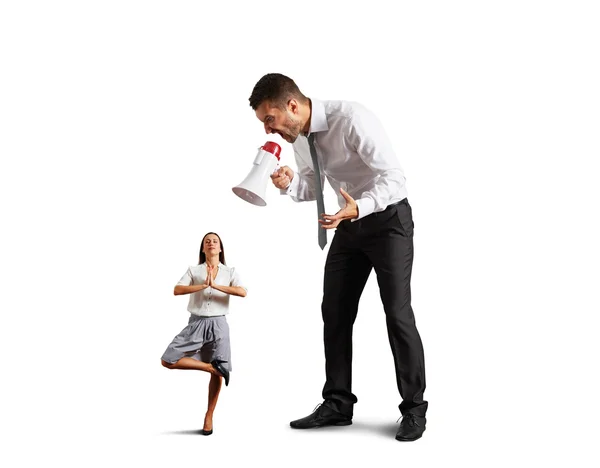 Hombre de negocios gritando a la pequeña mujer tranquila — Foto de Stock