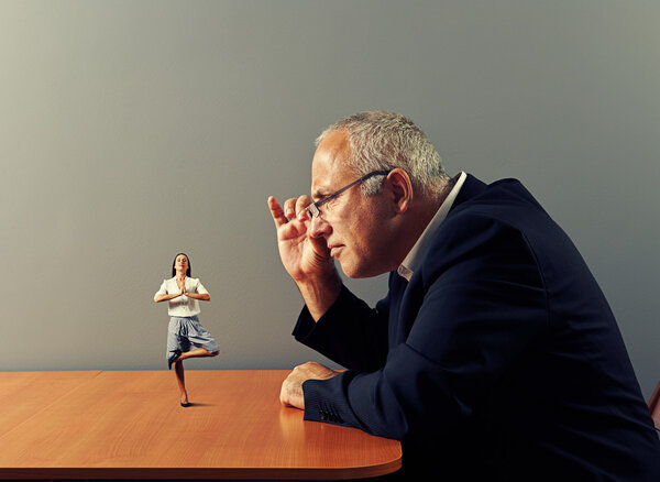 пожилой человек ищет
