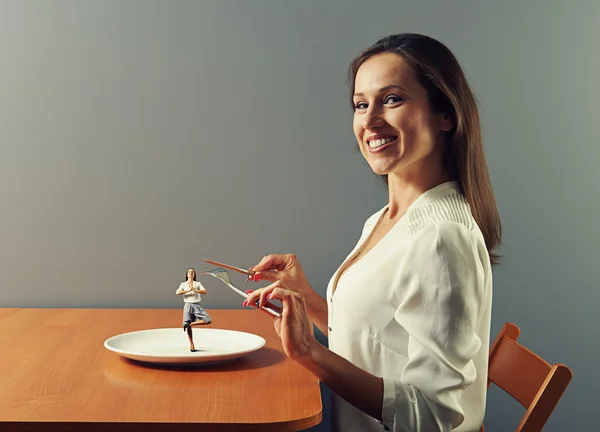 Nainen valmis syömään — kuvapankkivalokuva