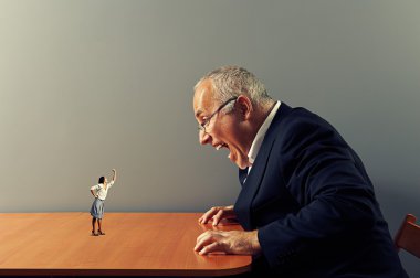 küçük kadın ve büyük patron mücadele