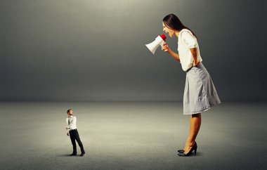 adam kızgın kadın uzağa gidiyor 