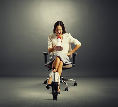 kadın küçük adam çığlığı