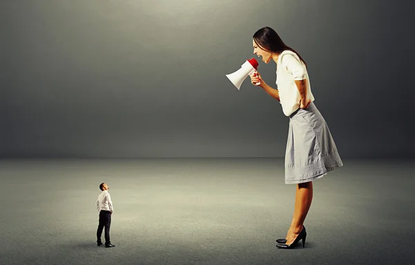 Agresiva mujer gritando a pequeño hombre — Foto de Stock