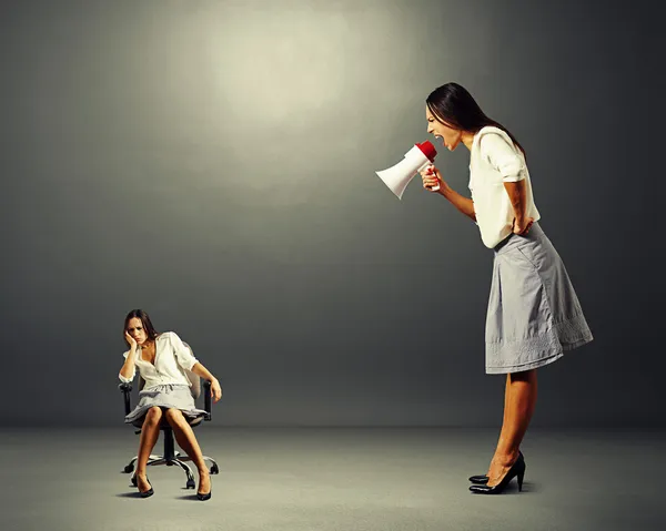 Mujer de negocios enojada gritándole a una mujer perezosa — Foto de Stock