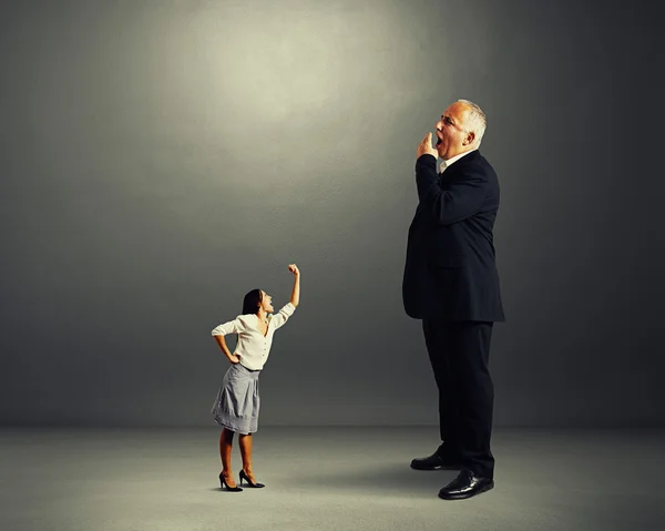 Mujer enojada gritándole al gran jefe bostezo — Foto de Stock