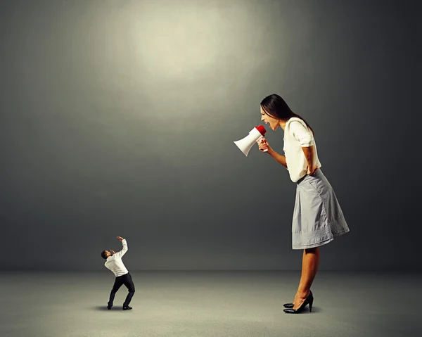 Mujer de negocios gritando a un pequeño hombre asustado —  Fotos de Stock