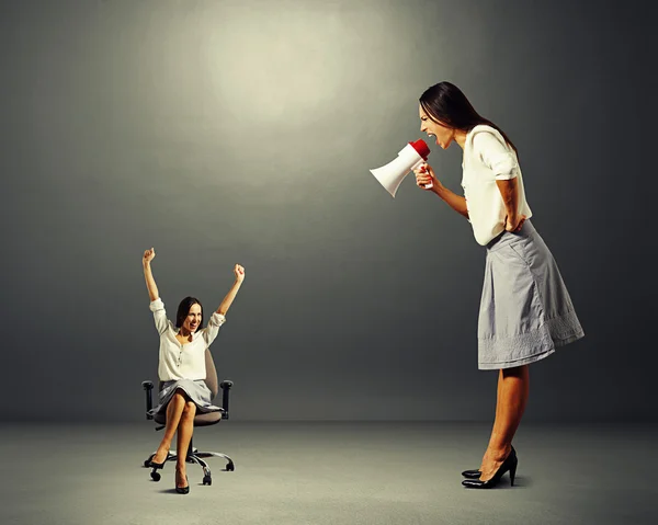 Mulher gritando com mulher pequena na cadeira de escritório — Fotografia de Stock