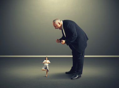 küçük sakin kadına çığlık atan adam