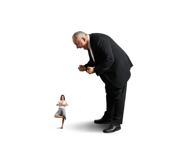 Бизнесмен кричит на маленькую спокойную деловую женщину — стоковое фото