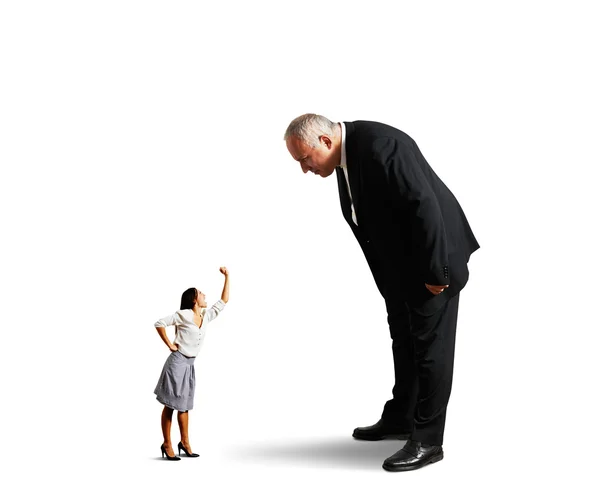 Man looking at small angry woman — Stock Photo, Image