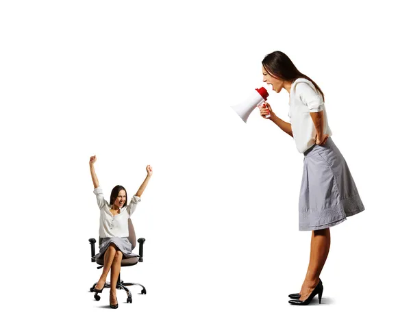 Mujer gritando a la mujer feliz sobre blanco — Foto de Stock